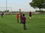 Laatste training S.K.N.W.K. JO9-1 van seizoen 2022-2023 (partijtje tegen de ouders) (108/178)